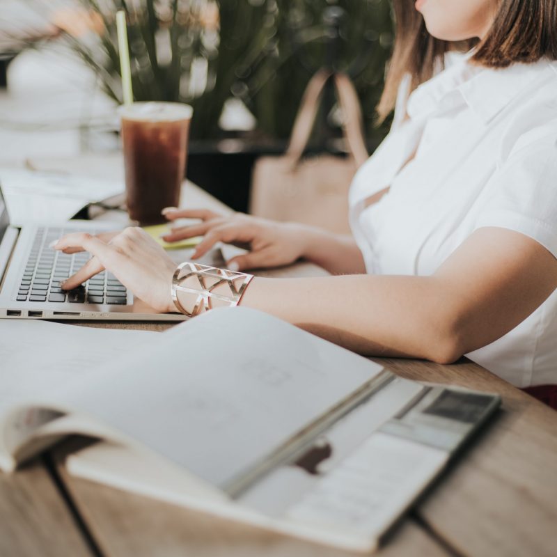 pexels-gerzon-piñata-9512007